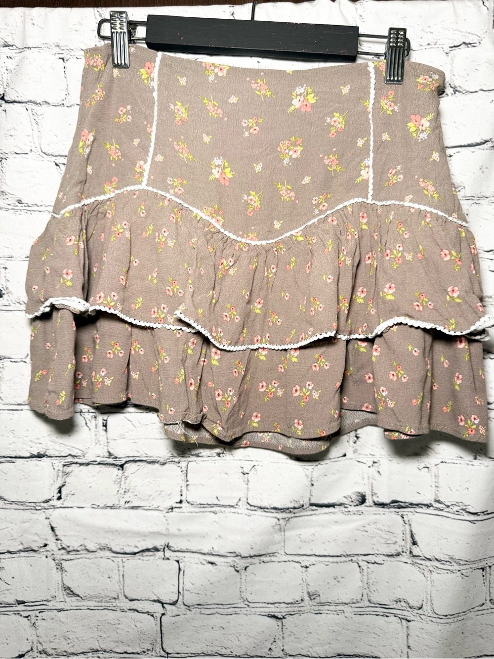 Forever 21 Taupe Floral Mini Skirt. Size M
